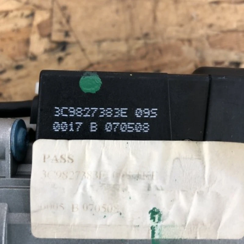 Motoras deschidere portbagaj / Volkswagen Passat B6 2008 / Caroserie, oglinzi si faruri