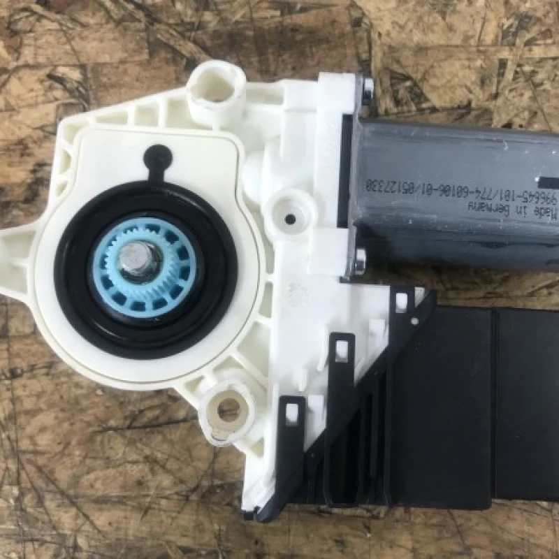 Motoras usa stanga spate cu modul / Volkswagen Touran 1T 2014 / Interior