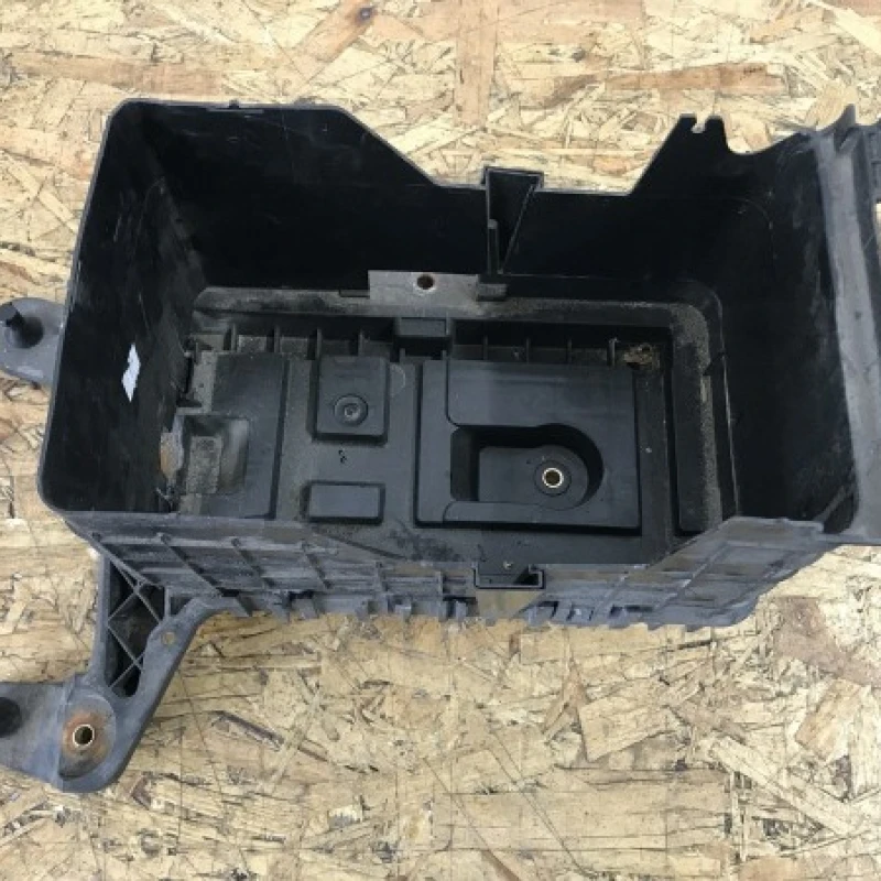 Cutie acumulator / Volkswagen Touran 1T 2014 / Caroserie, oglinzi si faruri