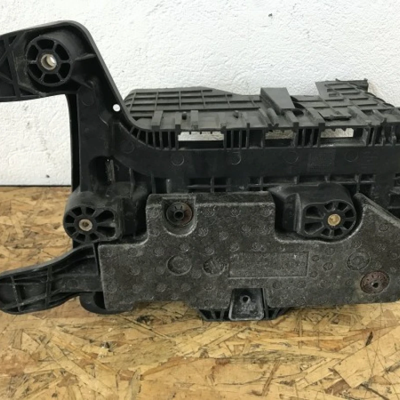 Cutie acumulator / Volkswagen Touran 1T 2014 / Caroserie, oglinzi si faruri