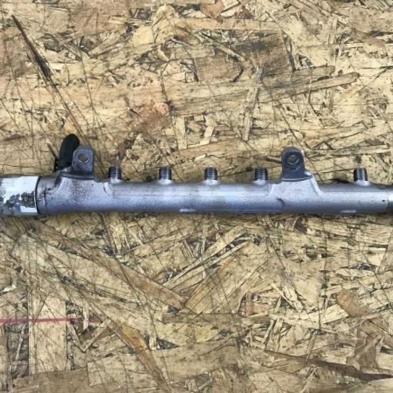 Rampa injector cu senzor / Volkswagen Touran 1T 2014 / Motor, racire si evacuare