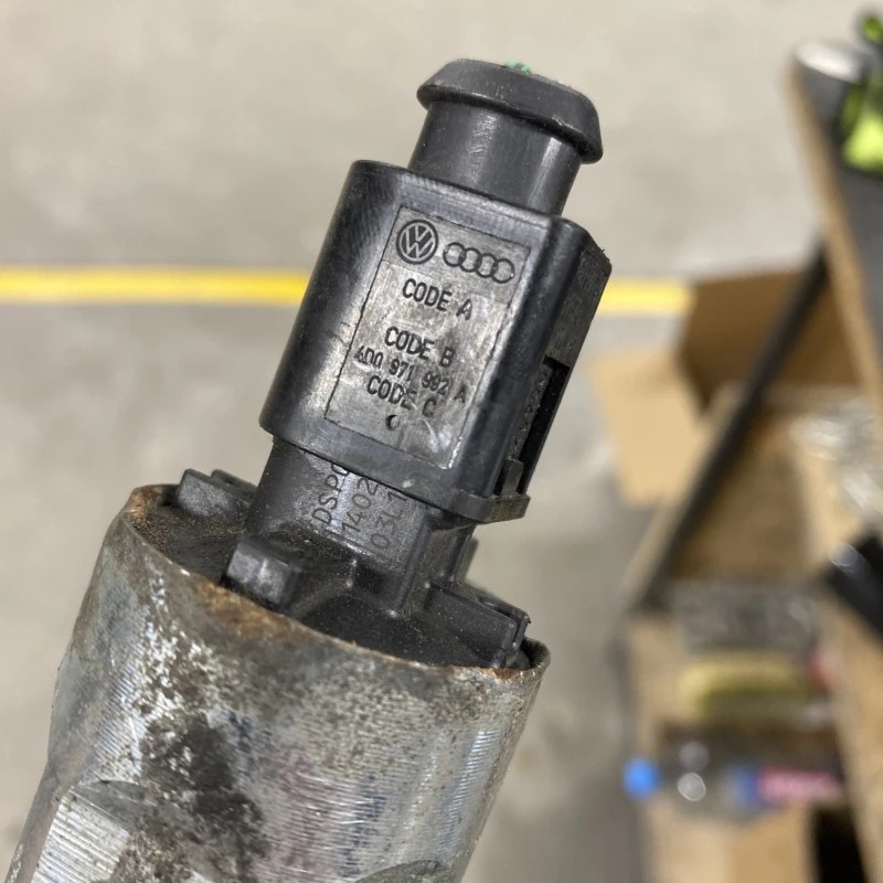 Rampa injector cu senzor / Volkswagen Touran 1T 2014 / Motor, racire si evacuare