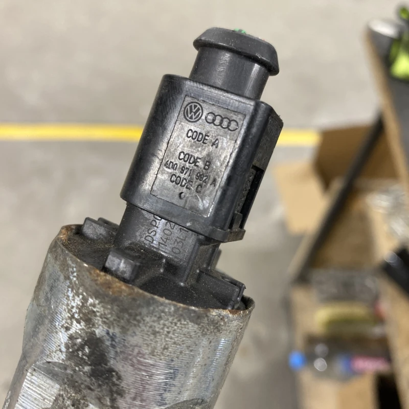 Rampa injector cu senzor / Volkswagen Touran 1T 2014 / Motor, racire si evacuare