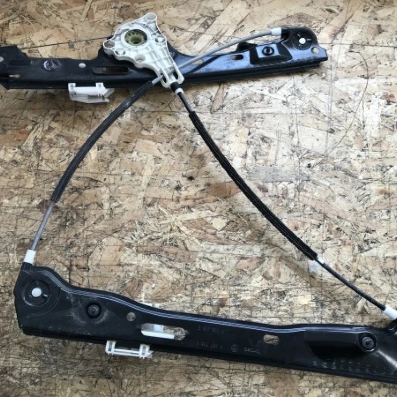 Macara geam dreapta fata / BMW Seria 1 E87 2008 / Caroserie, oglinzi si faruri