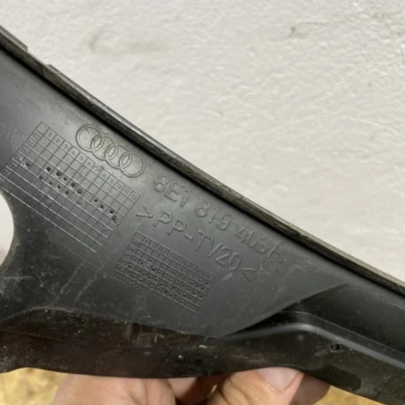 Grila stergatoare fata / Audi A4 B7 2007 / Caroserie, oglinzi si faruri