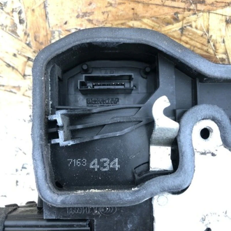 Iala broasca usa dreapta fata cu softclose / BMW Seria 5 E61 2007 / Caroserie, oglinzi si faruri