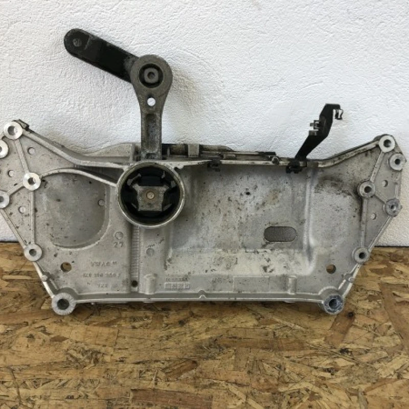 Jug motor punte fata / Volkswagen Golf MK6 2009 / Caroserie, oglinzi si faruri