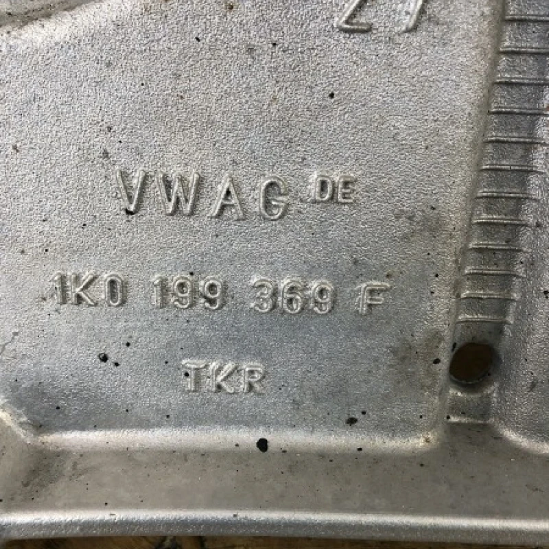 Jug motor punte fata / Volkswagen Golf MK6 2009 / Caroserie, oglinzi si faruri