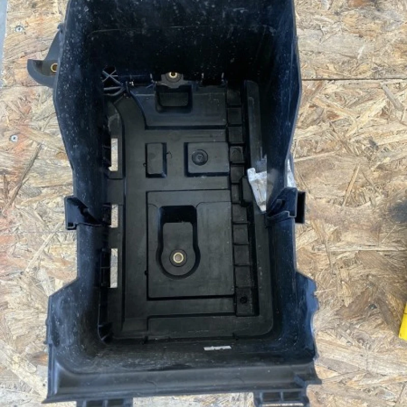 Suport baterie / Volkswagen Passat B7 2012 / Motor, racire si evacuare