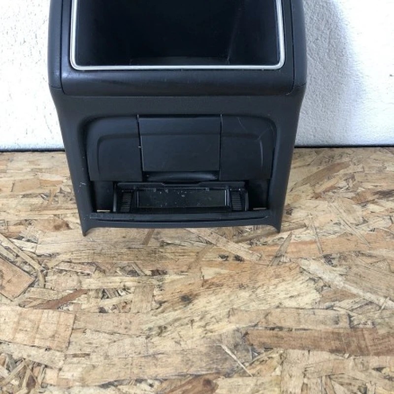Plastic cotiera scrumiera / Audi A4 B8 2010 / Interior
