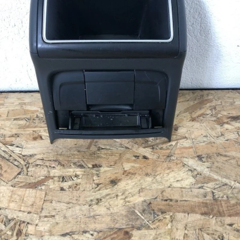 Plastic cotiera scrumiera / Audi A4 B8 2010 / Interior