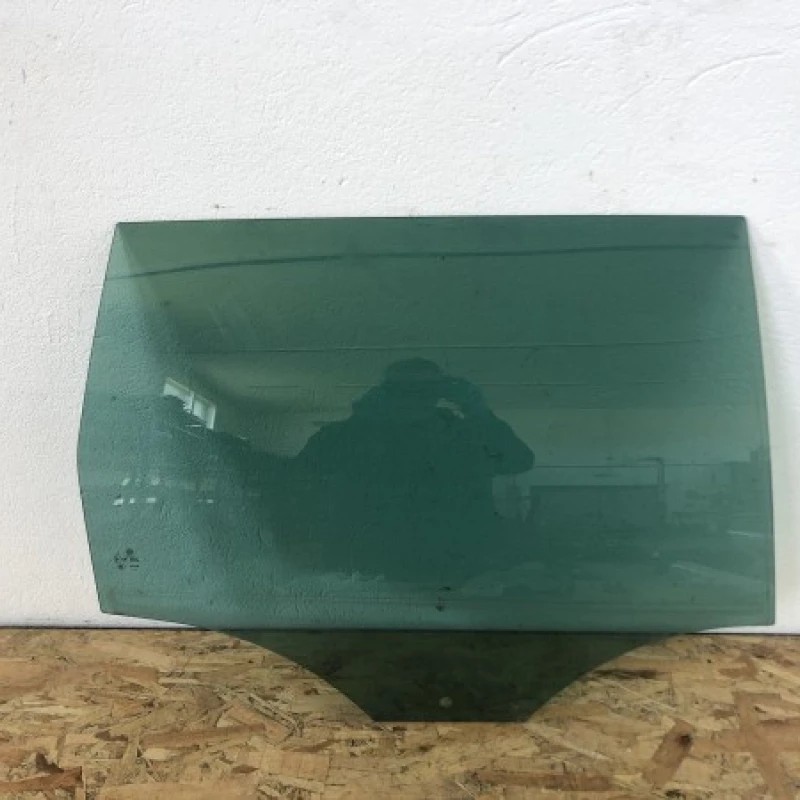 Geam dreapta spate / Volkswagen Passat B7 2011 / Caroserie, oglinzi si faruri