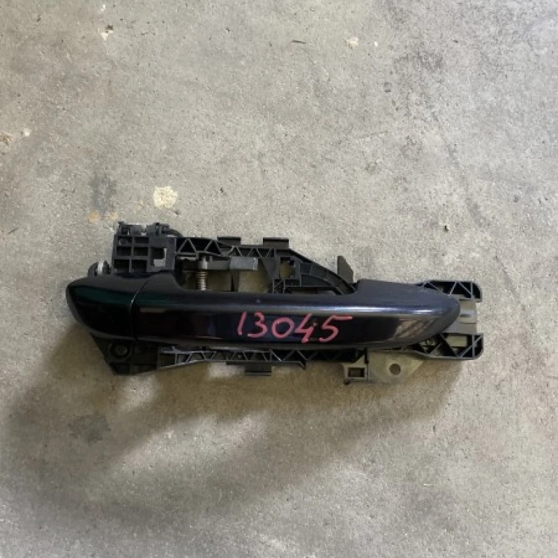 Maner usa dreapta fata / Volkswagen Passat B7 2011 / Caroserie, oglinzi si faruri