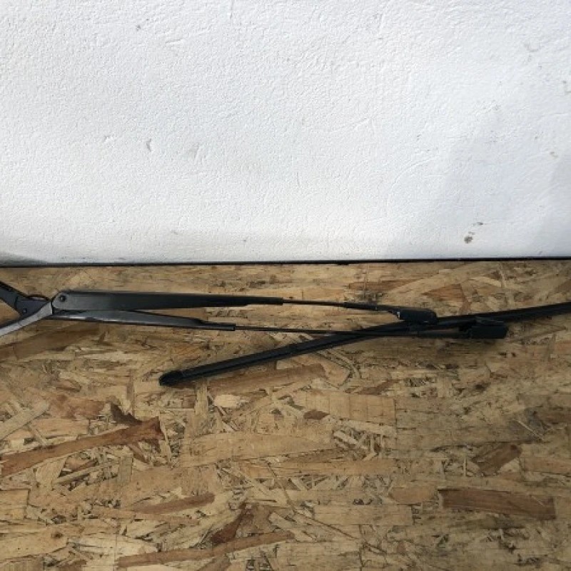 Brate stergatoare fata / Volkswagen Passat B7 2012 / Caroserie, oglinzi si faruri