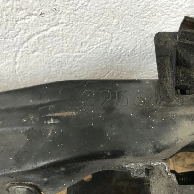 Incuietoare iala capota fata cu suport / Toyota Avensis T25 2008 / Caroserie, oglinzi si faruri