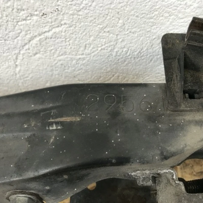 Incuietoare iala capota fata cu suport / Toyota Avensis T25 2008 / Caroserie, oglinzi si faruri