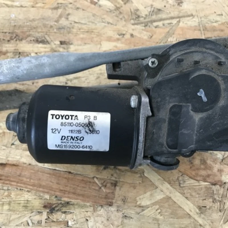 Ansamblu stergatoare fata cu motoras / Toyota Avensis T25 2008 / Caroserie, oglinzi si faruri