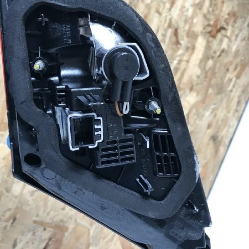 Stop tripla led portbagaj stanga / Volkswagen Passat CC 2013 / Caroserie, oglinzi si faruri
