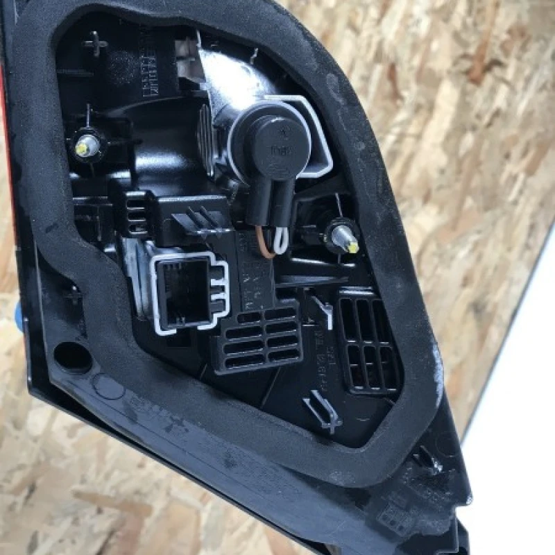 Stop tripla led portbagaj stanga / Volkswagen Passat CC 2013 / Caroserie, oglinzi si faruri