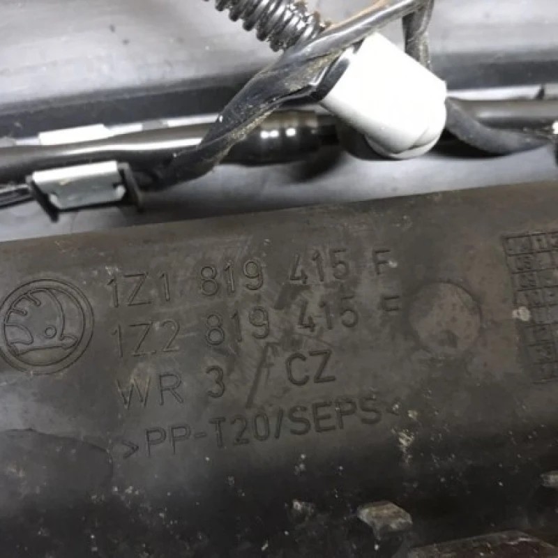 Grila stergatoare / Skoda Octavia 2 1Z 2010 / Caroserie, oglinzi si faruri