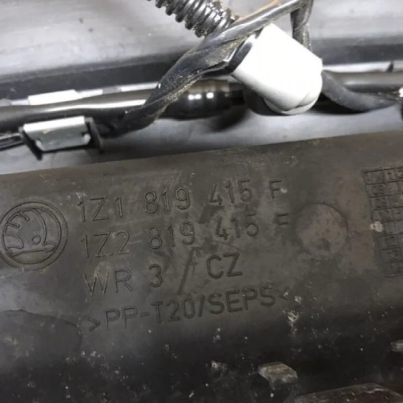 Grila stergatoare / Skoda Octavia 2 1Z 2010 / Caroserie, oglinzi si faruri