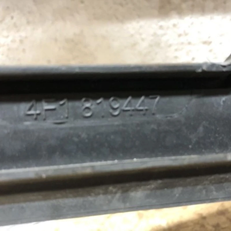 Grila stergatoare / Audi A6 C6 2010 / Caroserie, oglinzi si faruri