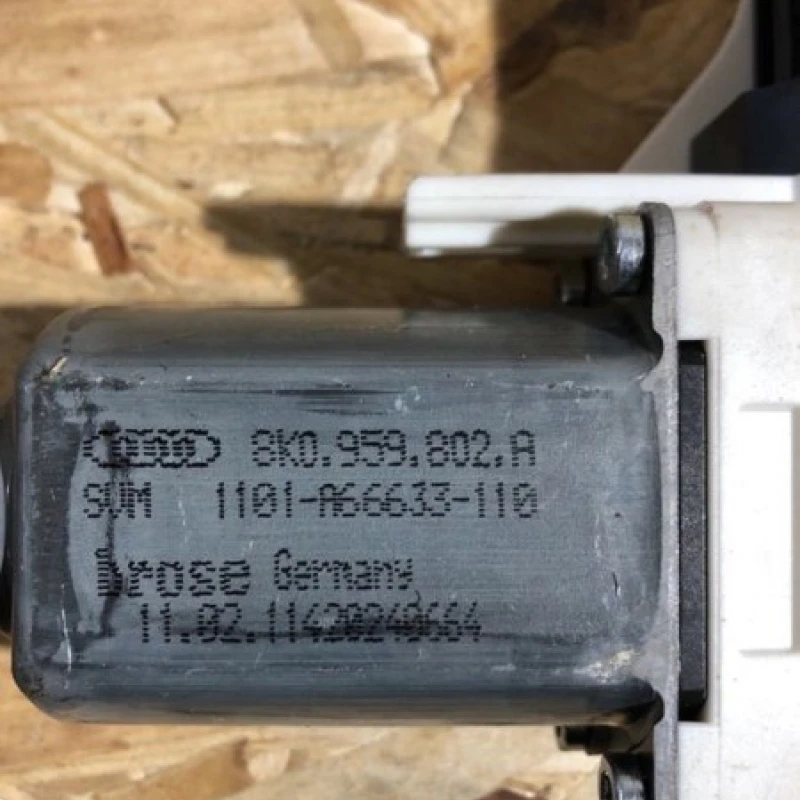 Motoras macara dreapta fata / Audi A4 B8 2011 / Audio si electronice