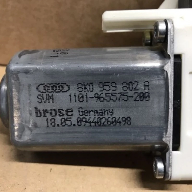 Motoras macara usa dreapta / Audi A4 B8 2011 / Audio si electronice