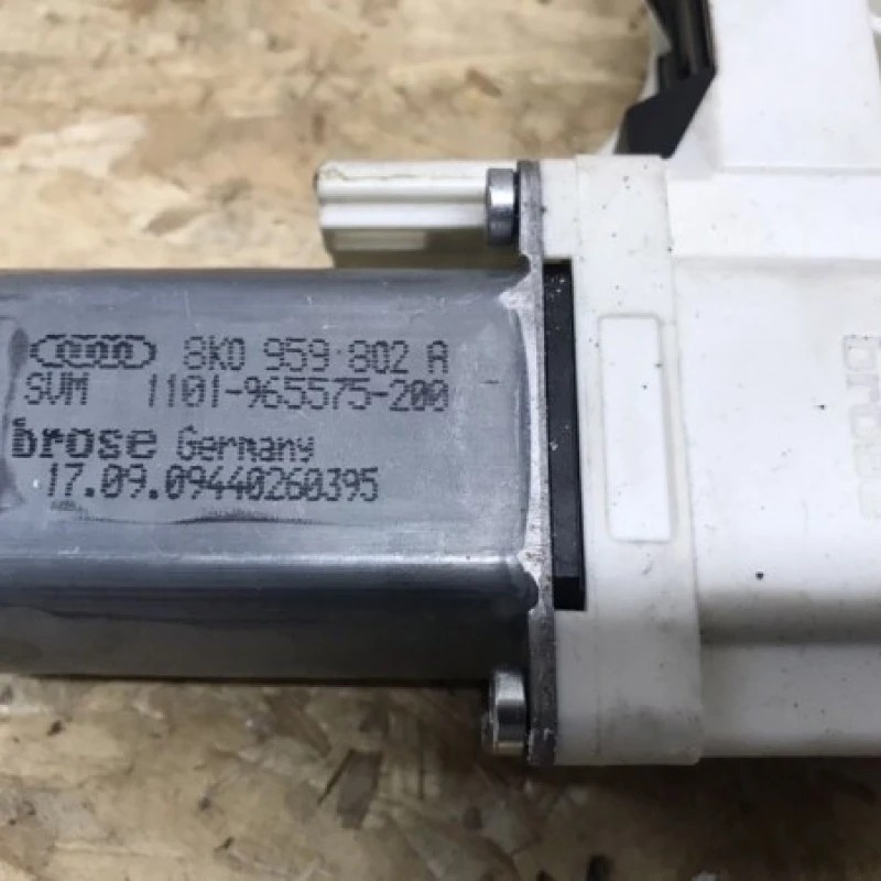 Motoras macara geam dreapta fata / Audi A4 B8 2010 / Audio si electronice