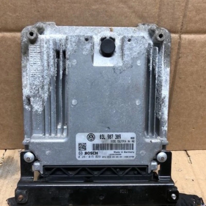 Calculator motor ECU / Volkswagen Passat B6 2009 / Audio si electronice