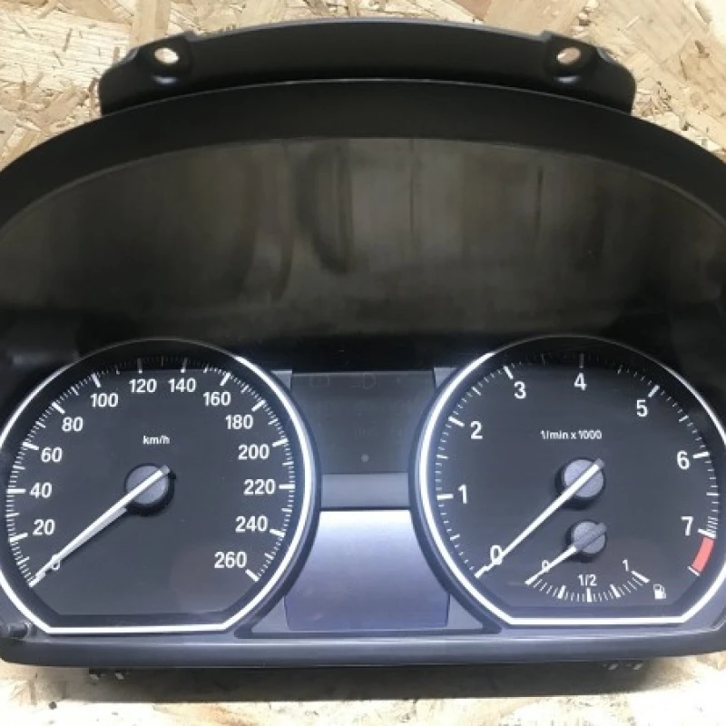 Ceas bord benzina / BMW 2008 / Audio si electronice