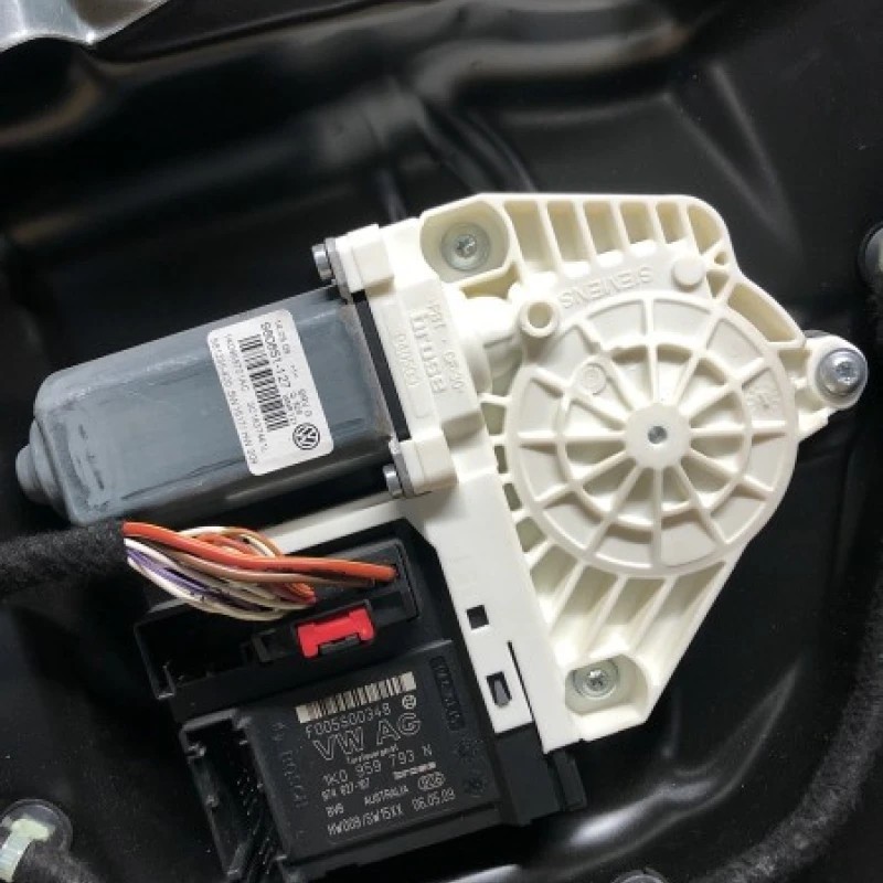 Motoras macara geam stanga fata / Volkswagen Passat B6 2009 / Caroserie, oglinzi si faruri