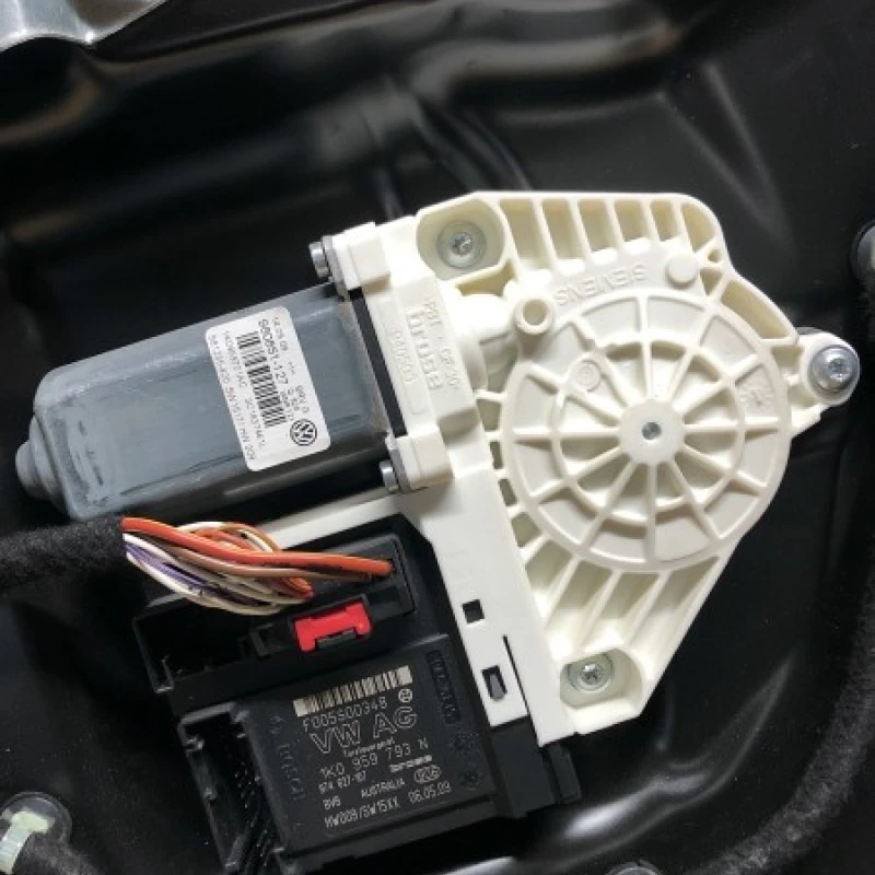 Motoras macara geam stanga fata / Volkswagen Passat B6 2009 / Caroserie, oglinzi si faruri