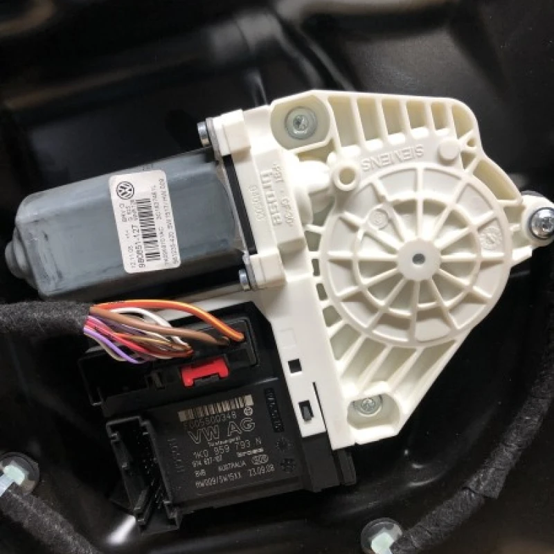 Motoras macara geam stanga fata / Volkswagen Passat B6 2009 / Caroserie, oglinzi si faruri