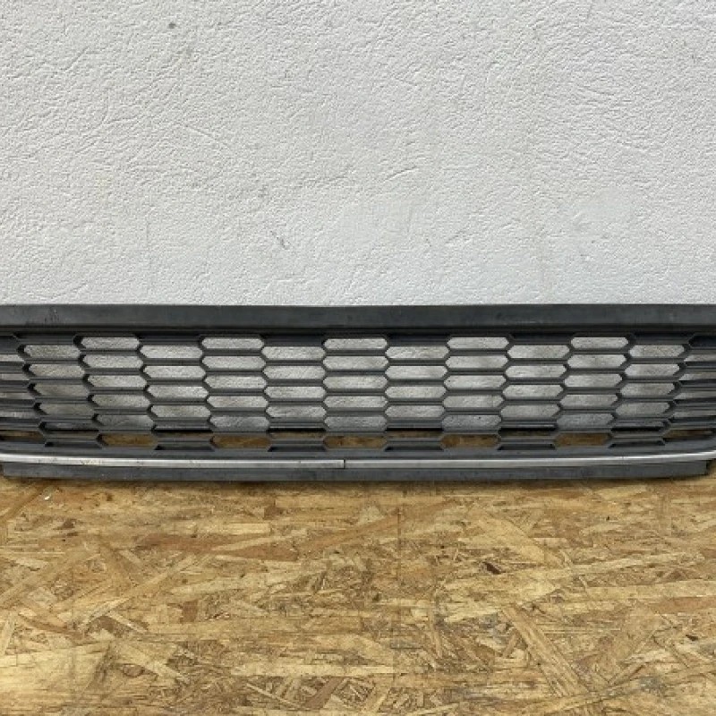 Grila centrala bara fata / Volkswagen Polo 6R 2011 / Caroserie, oglinzi si faruri