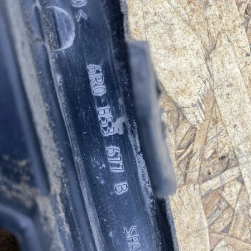Grila centrala bara fata / Volkswagen Polo 6R 2011 / Caroserie, oglinzi si faruri
