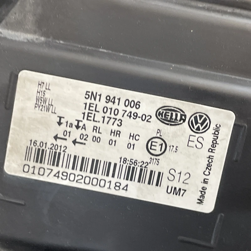 Far dreapta / Volkswagen Tiguan 5N facelift 2012 / Caroserie, oglinzi si faruri