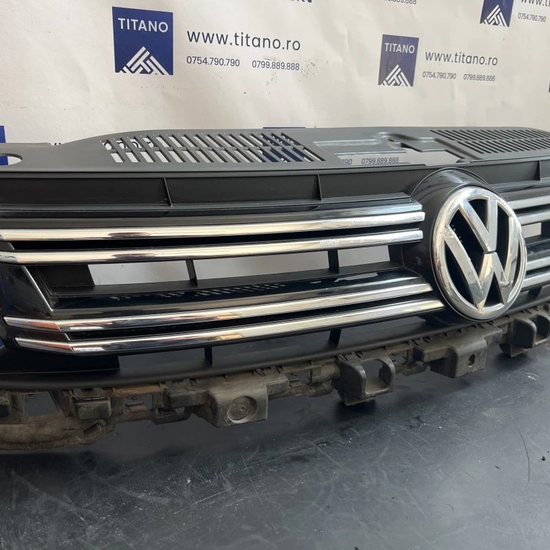 Grila radiator cu emblema / Volkswagen Tiguan 5N facelift 2012 / Caroserie, oglinzi si faruri