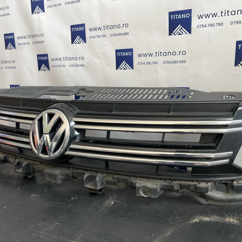 Grila radiator cu emblema / Volkswagen Tiguan 5N facelift 2012 / Caroserie, oglinzi si faruri