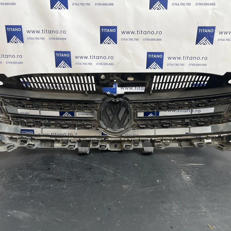 Grila radiator cu emblema / Volkswagen Tiguan 5N facelift 2012 / Caroserie, oglinzi si faruri