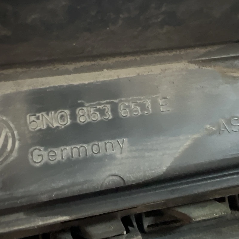 Grila radiator cu emblema / Volkswagen Tiguan 5N facelift 2012 / Caroserie, oglinzi si faruri