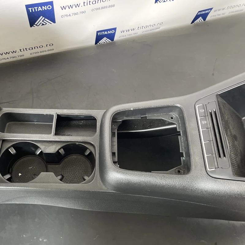 Cotiera centrala / Volkswagen Tiguan 5N facelift 2012 / Interior