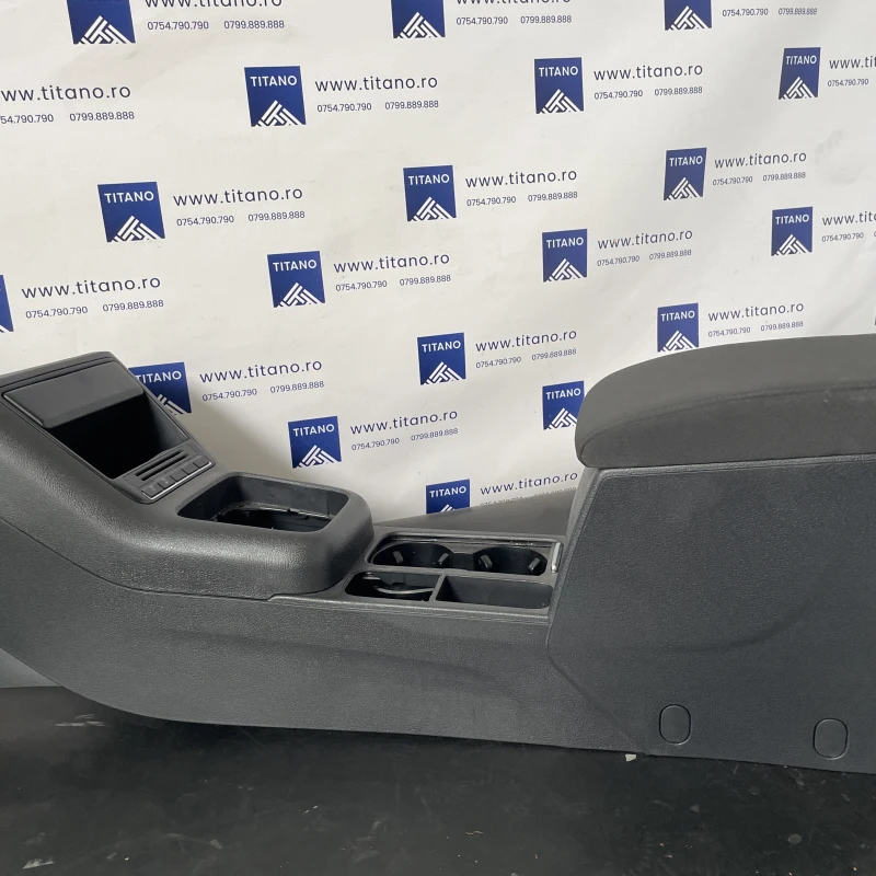 Cotiera centrala / Volkswagen Tiguan 5N facelift 2012 / Interior