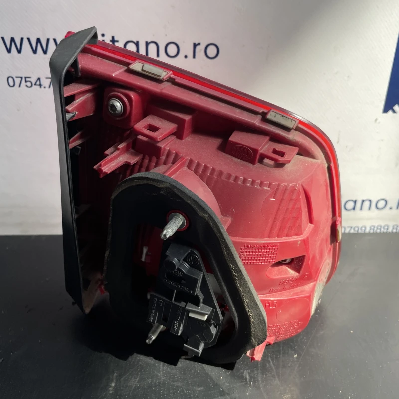 Stop dreapta haion / Volkswagen Tiguan 5N facelift 2012 / Caroserie, oglinzi si faruri