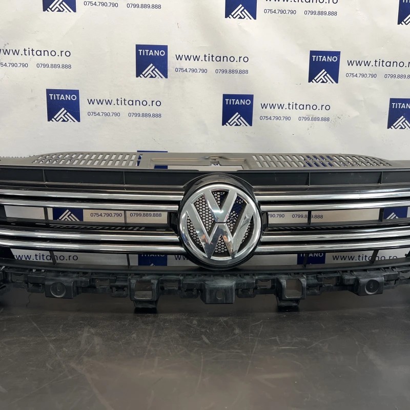 Grila radiator cu emblema / Volkswagen Tiguan 5N facelift 2012 / Caroserie, oglinzi si faruri