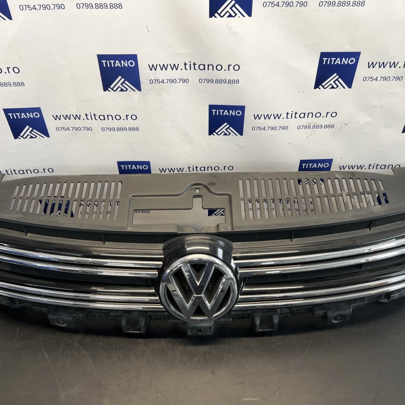 Grila radiator cu emblema / Volkswagen Tiguan 5N facelift 2012 / Caroserie, oglinzi si faruri