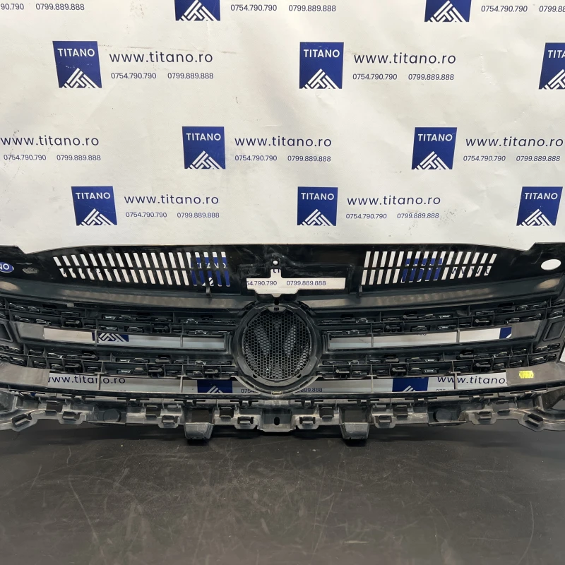 Grila radiator cu emblema / Volkswagen Tiguan 5N facelift 2012 / Caroserie, oglinzi si faruri
