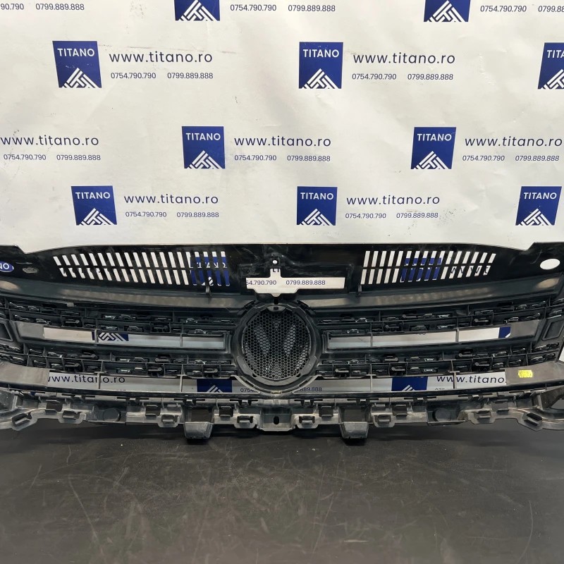 Grila radiator cu emblema / Volkswagen Tiguan 5N facelift 2012 / Caroserie, oglinzi si faruri