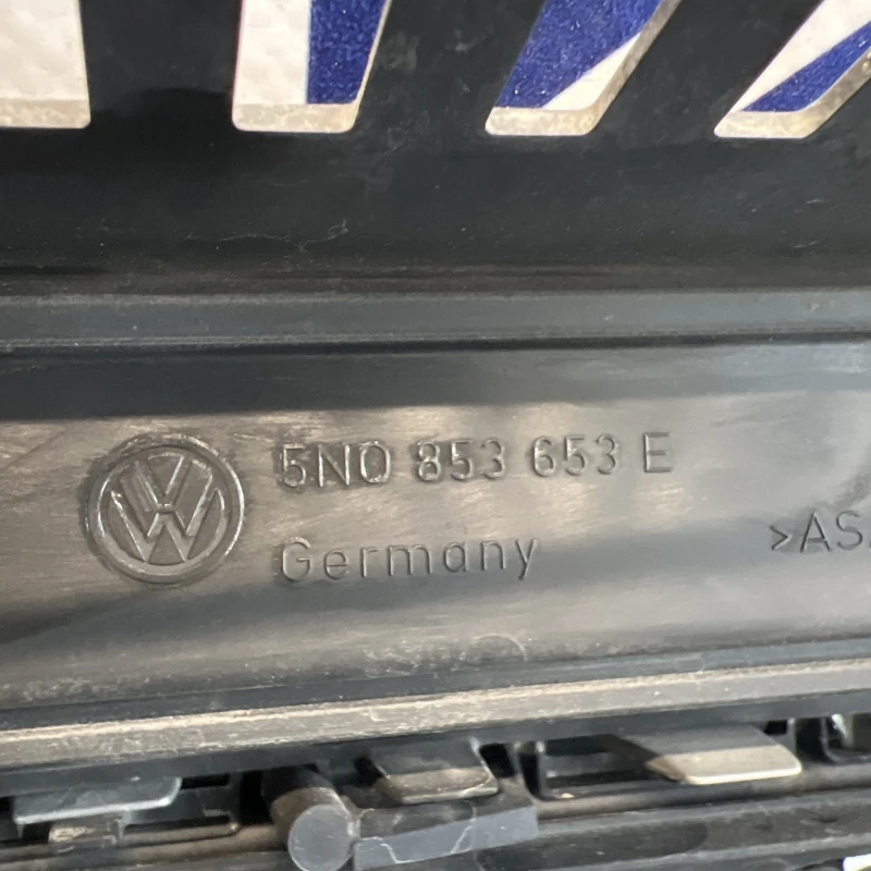 Grila radiator cu emblema / Volkswagen Tiguan 5N facelift 2012 / Caroserie, oglinzi si faruri