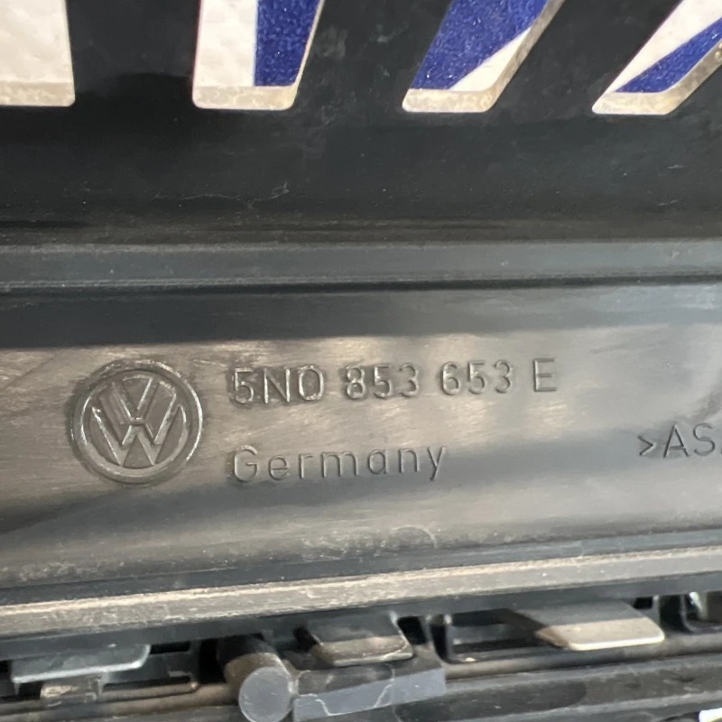 Grila radiator cu emblema / Volkswagen Tiguan 5N facelift 2012 / Caroserie, oglinzi si faruri